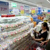 Người tiêu dùng mua hàng bình ổn thị trường tại hệ thống siêu thị Saigon Co.op - Thành phố Hồ Chí Minh. (Ảnh: Thanh Vũ/TTXVN)