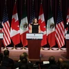 Ngoại trưởng Canada Chrystia Freeland (giữa), Bộ trưởng Kinh tế Mexico Ildefonso Guajardo Villarreal (trái) và Đại diện thương mại Mỹ Robert E. Lighthizer tại vòng đàm phán NAFTA ở Ottawa, Ontario (Canada) ngày 27/9. (Nguồn: AFP/TTXVN)