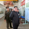 Nhà lãnh đạo Triều Tiên Kim Jong-un (phải) trong một chuyến thăm Viện vật liệu hóa chất thuộc Học viện công nghệ quốc phòng. (Nguồn: Yonhap/TTXVN)