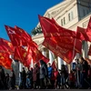 Người dân Nga tham gia tuần hành kỷ niệm Cách mạng tháng Mười. (Nguồn: AFP/TTXVN)