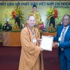 Ông Arao Litsuri, Tổng Cục trưởng Tổng cục Tôn giáo, đại diện Chính phủ Mozambique trao quyết định về việc thành lập Hội Phật giáo cho Đại diện của Giáo hội Phật giáo Việt Nam. (Ảnh: Hưng Hùng/Vietnam+)