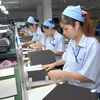 Sản xuất linh phụ kiện nhựa tại Công ty Trách nhiệm hữu hạn Seiyo Việt Nam, vốn đầu tư của Đài Loan (Trung Quốc) tại Quế Võ, Bắc Ninh. (Ảnh: Danh Lam/TTXVN)