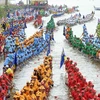 Các đội tham gia lễ hội đua thuyền truyền thống trên sông Tonle Sap ngày 2/11. (Nguồn: AFP/TTXVN)