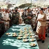 Bộ trưởng Nirmala Sitharaman và binh sỹ tại bang Arunachal Pradesh. (Nguồn: ndtv.com)