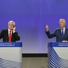 Trưởng đoàn đàm phán Brexit của EU Michel Barnier (phải) và Bộ trưởng phụ trách Brexit của Anh David Davis tại cuộc họp báo ở Brussels, Bỉ ngày 12/10. (Nguồn: THX/TTXVN)