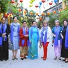 Phu nhân Chủ tịch nước Trần Đại Quang và các Phu nhân Trưởng đoàn các nền kinh tế thành viên APEC thăm Phố cổ Hội An (Quảng Nam). (Ảnh: TTXVN)