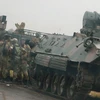 Xe quân sự Zimbabwe được triển khai bên ngoài thủ đô Harare ngày 15/11. (Nguồn: The Guardian/TTXVN)