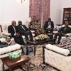 Tổng thống Zimbabwe Robert Mugabe (trái) trong cuộc gặp các Tướng lĩnh quân đội và một số quan chức cấp cao ở Herare ngày 16/11. (Nguồn: The Independent/TTXVN)