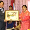 Chánh án Tòa án Nhân dân Tối cao Nguyễn Hòa Bình tặng quà cho Tổng thống Nepal (Ảnh: Huy Bình/Vietnam+)