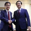 Đặc phái viên Mỹ phụ trách vấn đề Triều Tiên Joseph Yun (trái) và người đồng cấp Hàn Quốc Lee Do-hoon (phải) tại cuộc gặp ở Seoul ngày 20/10. (Nguồn: Yonhap/TTXVN)