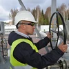 Công nhân vận hành đường ống dẫn khí đốt Dòng chảy Phương Bắc 2 trước lễ khai trương tại vịnh Portovaya, tây bắc nước Nga năm 2012. (Nguồn: THX/TTXVN)
