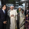 Giáo hoàng Francis (giữa) tại thủ đô Dhaka, trong chuyến thăm Bangladesh. (Nguồn: AFP/TTXVN)