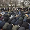Người Hồi giáo cầu nguyện trước Nhà Trắng. (Nguồn: scmp.com)