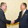 Phó Tổng thư ký phụ trách các vấn đề chính trị của Liên hợp quốc Jeffrey Feltman (trái) đã có các cuộc hội đàm với Bộ trưởng Ngoại giao Triều Tiên Ri Yong-ho (phải) ngày 7/12. (Nguồn: Kyodo/TTXVN)