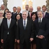 Tổng thống Milos Zeman và các thành viên chính phủ mới. (Ảnh: Quang Vinh/TTXVN)