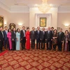 Ông Nguyễn Thiện Nhân và Đoàn đại biểu cấp cao Thành phố Hồ Chí Minh chụp ảnh lưu niệm với các cán bộ, nhân viên Đại sứ quán Việt Nam tại Hoa Kỳ. (Ảnh: Đoàn Hùng/TTXVN)