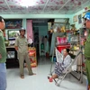 Chính quyền phường 1, thành phố Cà Mau tuyên truyền, vận động đồng bào dân tộc Khmer nâng cao ý thức phòng tránh bão . (Ảnh: Kim Há/TTXVN)