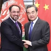 Ngoại trưởng Trung Quốc Vương Nghị (phải) và người đồng cấp Afghanistan Salahuddin Rabbani tại Bắc Kinh hôm 25/12. (Nguồn: Xinhua)