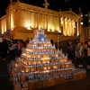 Cây thông Giáng sinh được xếp từ sữa và thực phẩm đóng hộp tại Athens, Hy Lạp ngày 15/12. (Nguồn: THX/TTXVN)