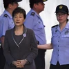 Bà Park Geun-Hye (phía trước) được đưa tới Tòa án Quận trung tâm Seoul ngày 7/8. (Nguồn: AFP/TTXVN)