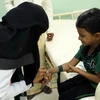 Điều trị cho một em nhỏ nghi mắc tả tại bệnh viện ở Hodeidah, Yemen. (Nguồn: AFP/TTXVN)