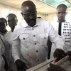 Ứng cử viên Tổng thống Liberia George Weah (giữa, phía trước) bỏ phiếu tại điểm bầu cử ở Monrovia ngày 26/12. (Nguồn: AFP/TTXVN)