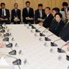 Thủ tướng Nhật Bản Shinzo Abe (thứ tư, trái) gặp thân nhân những người bị bắt cóc tại Tokyo ngày 2/4/2015. (Nguồn: Kyodo/TTXVN)