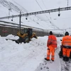 Công nhân dọn tuyết phủ kín đường ray tại ga tàu hỏa Zermatt, Thụy Sĩ ngày 9/1. (Nguồn: AFP/TTXVN)