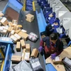 Nhân viên của Alibaba đóng gói hàng hóa trong ngày mua sắm khuyến mại trực tuyến tại Thượng Hải. (Nguồn: THX/TTXVN)