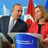 Bộ trưởng phụ trách các vấn đề Liên minh châu Âu Omer Celik (trái) và Đại diện cấp cao của EU về chính sách an ninh và đối ngoại Federica Mogherini trong cuộc gặp hồi tháng 7/2017. (Nguồn: EPA/TTXVN)