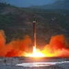 Triều Tiên phóng thử thành công tên lửa đạn đạo đất đối đất Hwasong-12 năm 2017. (Nguồn: YONHAP/TTXVN)