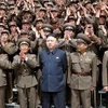 Nhà lãnh đạo Triều Tiên Kim Jong-un (giữa) trong cuộc gặp mặt các sỹ quan quân đội. (Nguồn: The Telegraph/TTXVN)