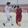 Pha tranh bóng giữa Jasurbek Yakhshiboev (trái) của U23 Uzbekistan với Vũ Văn Thanh (phải) của U23 Việt Nam trong trận đấu. (Nguồn: AFP/TTXVN)