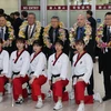 Đoàn vận động viên taekwondo Triều Tiên chụp ảnh lưu niệm sau khi tới sân bay quốc tế Gimpo, phía tây Seoul ngày 7/2. (Nguồn: YONHAP/TTXVN)