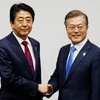 Thủ tướng Shinzo Abe (trái) và Tổng thống Hàn Quốc Moon Jae-in bên lề Thế vận hội mùa Đông PyeongChang 2018. (Nguồn: straitstimes.com)