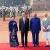 Chủ tịch nước Trần Đại Quang và Phu nhân với Tổng thống Ấn Độ Ram Nath Kovind và Thủ tướng Narendra Modi tại lễ đón. (Ảnh: Nhan Sáng/TTXVN) 