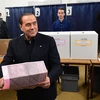 Cựu Thủ tướng Italy Silvio Berlusconi tại điểm bầu cử ở Milan ngày 4/3. (Nguồn: THX/TTXVN).