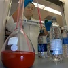 Các nhà khoa học trong quá trình xét nghiệm tìm tinh thể nhựa. (Nguồn: BBC)