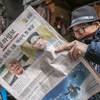 Một người dân tại Seoul, Hàn Quốc, đọc báo có bài viết về cuộc gặp giữa Tổng thống Mỹ Donald Trump và nhà lãnh đạo Triều Tiên Kim Jong-un. (Nguồn: Bloomberg) 