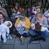 Các bà mẹ cho con bú tại London, Anh. (Nguồn: AFP/TTXVN)