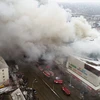 Khói bốc lên trong vụ hỏa hoạn tại trung tâm thương mại ''Anh đào mùa Đông.'' (Nguồn: THX/TTXVN)