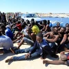 Người di cư từ châu Phi được lực lượng bảo vệ bờ biển Libya giải cứu ngoài khơi thị trấn Guarabouli tháng 7/2017. (Nguồn: AFP/TTXVN)