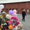 Tổng thống Nga Vladimir Putin đặt hoa tưởng niệm các nạn nhân trong vụ hỏa hoạn trung tâm thương mại ở Kemerovo ngày 27/3. (Nguồn: AFP/TTXVN)