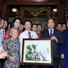 Thủ tướng Nguyễn Xuân Phúc tới tham và tặng quà cho nghệ nhân nhân dân Trần Độ tại xã Bát Tràng. (Ảnh: Thống Nhất/TTXVN)
