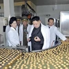 Nhà lãnh đạo Triều Tiên Kim Jong-Un thăm một nhà máy sản xuất bánh quy. (Nguồn: Reuters)