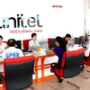 Khách hàng ký kết hợp đồng tại Unitel, Lào. (Ảnh: Hoàng Chương/TTXVN)