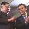 Nhà lãnh đạo Triều Tiên Kim Jong-un (trái) và Bộ trưởng Văn hóa Hàn Quốc Do Jong-hwan dự buổi biểu diễn của các nghệ sỹ Hàn Quốc tại Bình Nhưỡng ngày 1/4. (Nguồn: Yonhap/TTXVN)
