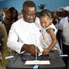 Ứng cử viên đảng SLPP Julius Maada Bio bỏ phiếu tại điểm bầu cử ở Freetown ngày 31/3. (Nguồn: AFP/TTXVN)