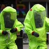 Nhân viên cơ quan cứu trợ khẩn cấp Anh điều tra tại hiện trường vụ đầu độc cựu điệp viên Skripal và con gái ở Salisbury (Anh). (Nguồn: AFP/TTXVN)