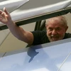 Ông Lula vẫy tay với hàng nghìn người ủng hộ ông tập trung bên ngoài tòa nhà. (AFP/TTXVN)
